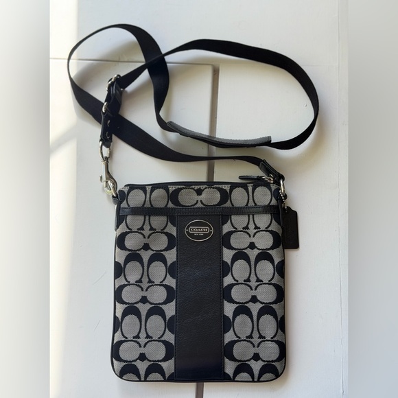 Gorgeous COACH Black & Gray Signature Crossbody. Very clean EUC - Picture 3 of 13